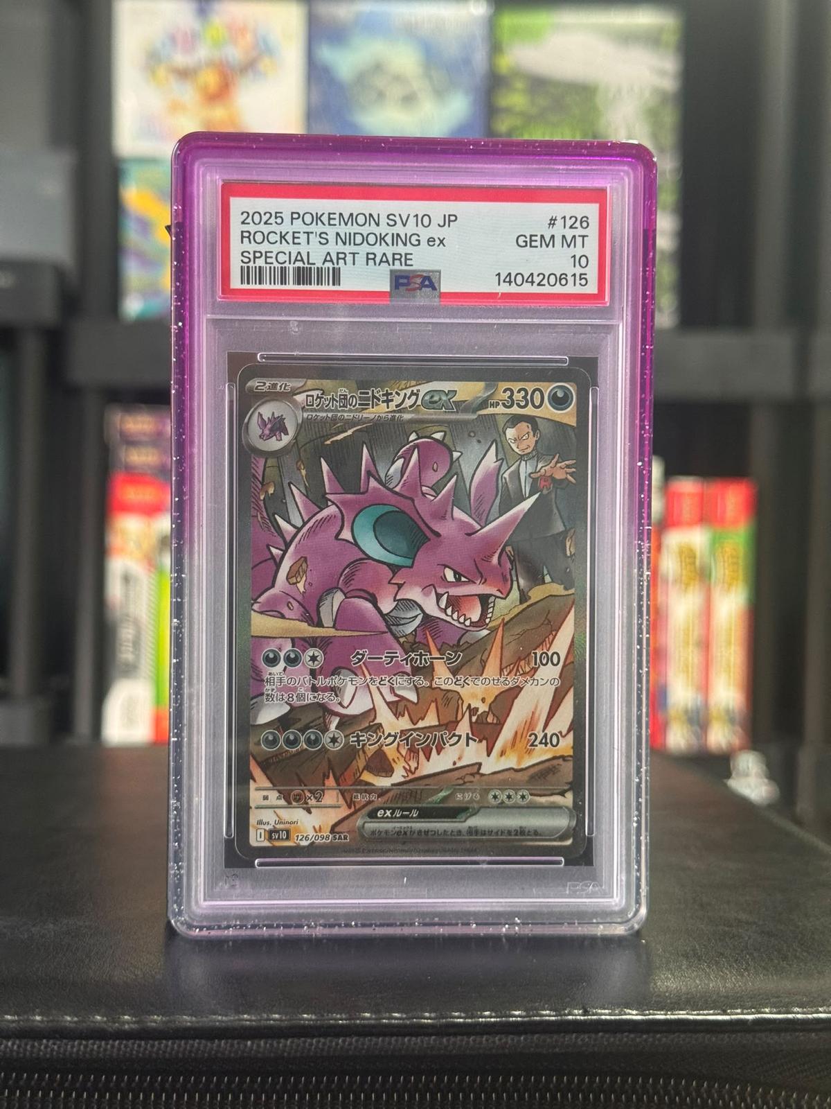 Team Rocket's Nidoking ex SAR #126/098 – The Glory of Team Rocket SV10 Japonés (2025) – PSA 10